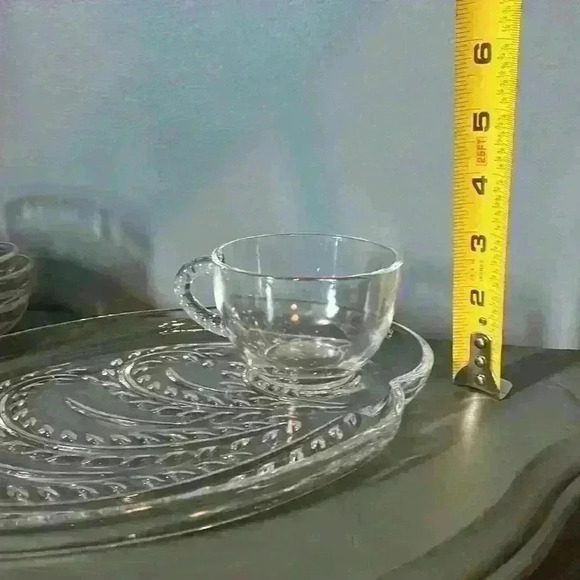 vintage cut glass tea cup and tray 8 piece set 4 cups 4 plates - Picture 4 of 4